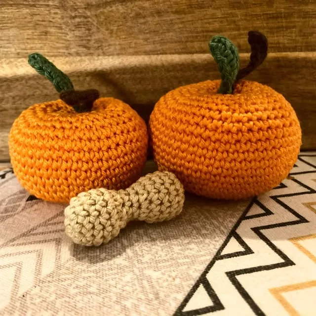 Crocheted oranges with green leaves